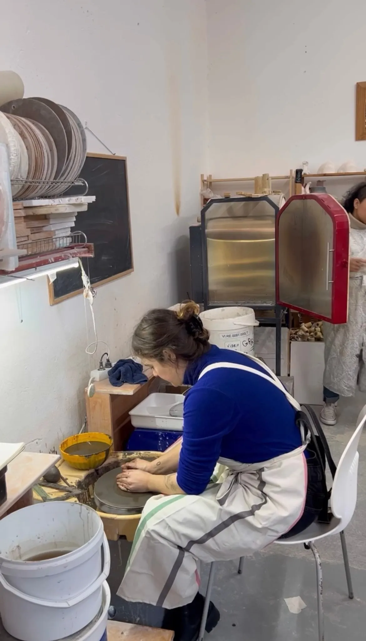 Ceramic production process during the first phase of the TEIAS CRIATIVAS residency.