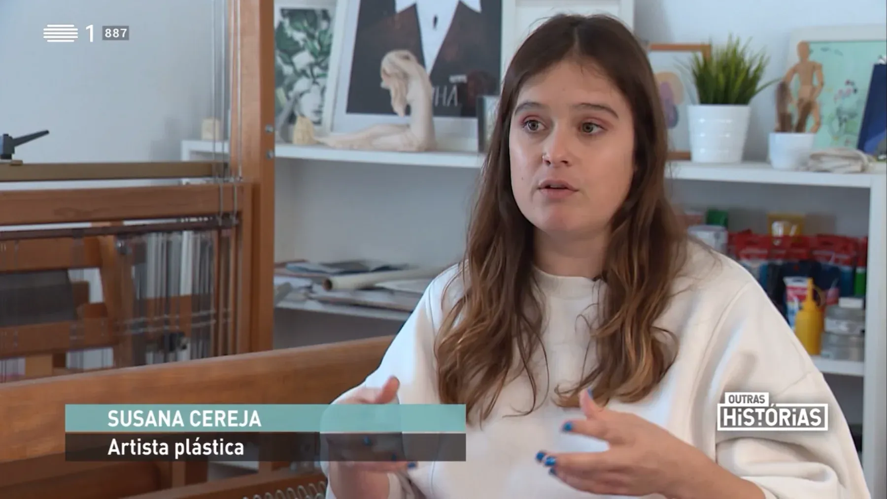 Susana Cereja speaking in her studio during the Outras Histórias report.