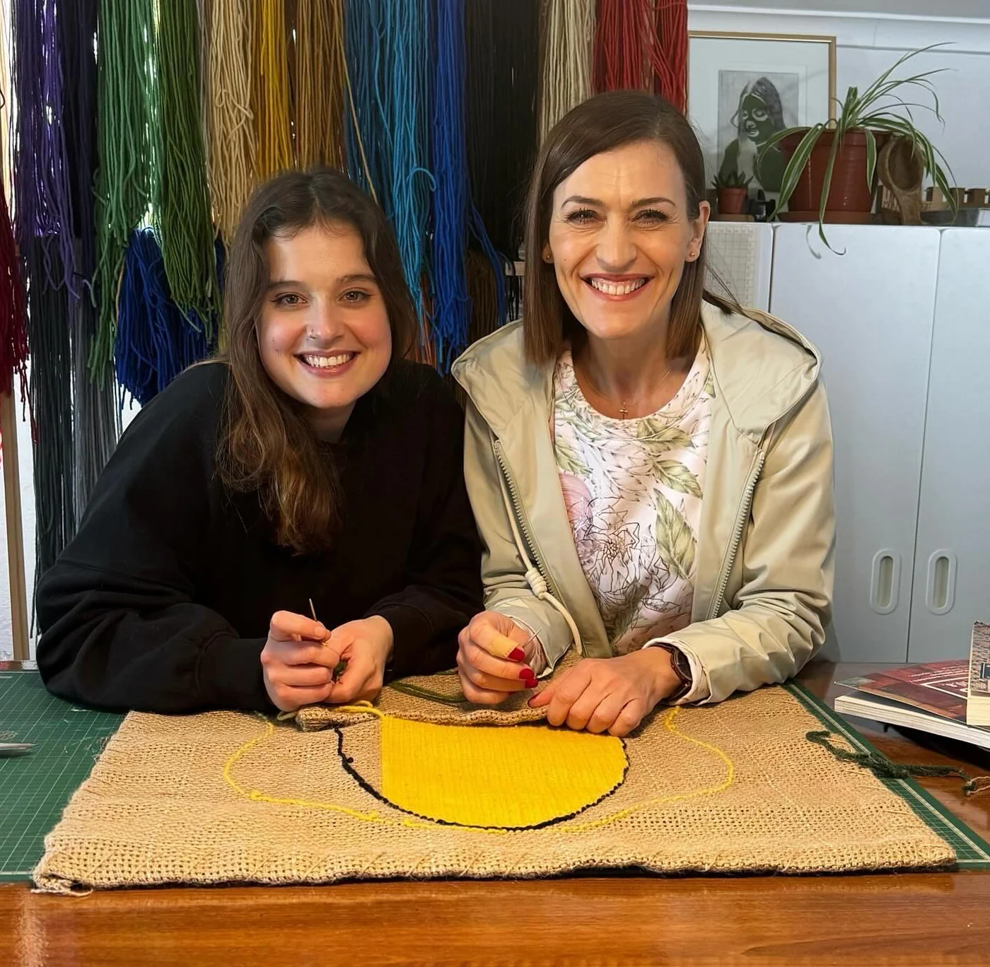 Susana Cereja e Fátima Lopes a trabalhar com tapeçaria de Arraiolos no estúdio.