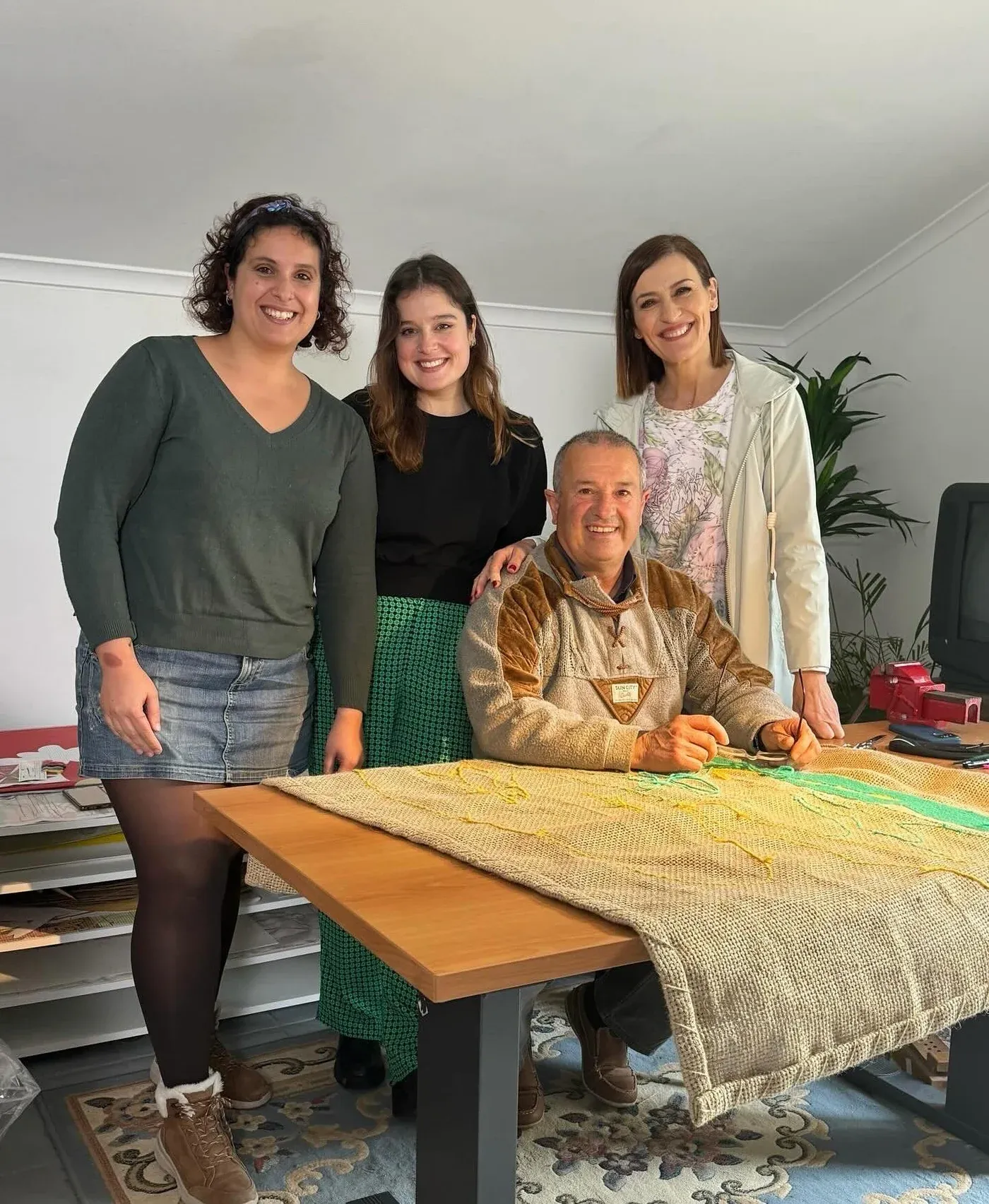 Retrato no estúdio com Susana Cereja, a sua equipa e Fátima Lopes durante a produção de Aqui Há Mão.