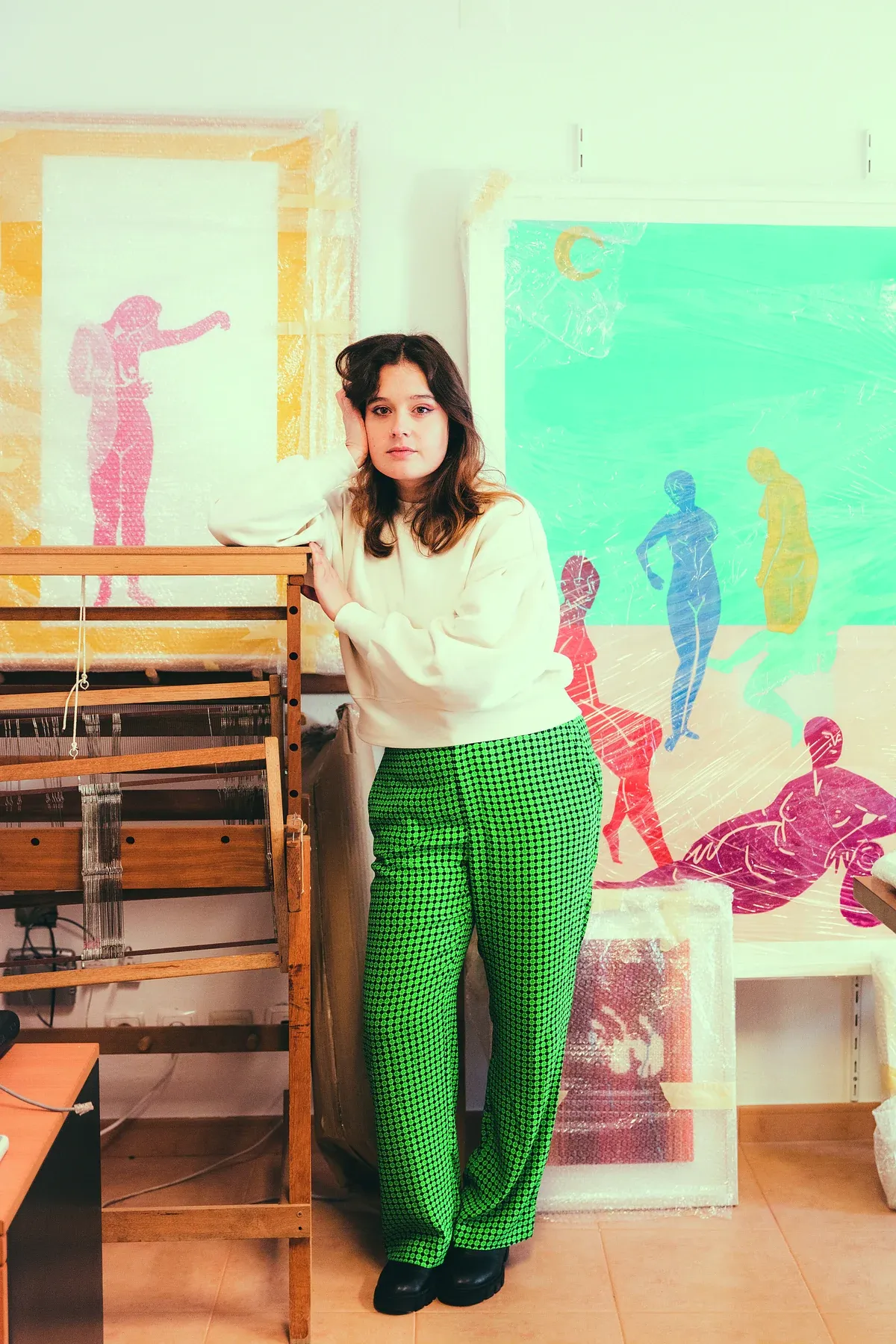 Susana Cereja no estúdio entre obras, fotografada para a PRIMA Magazine.