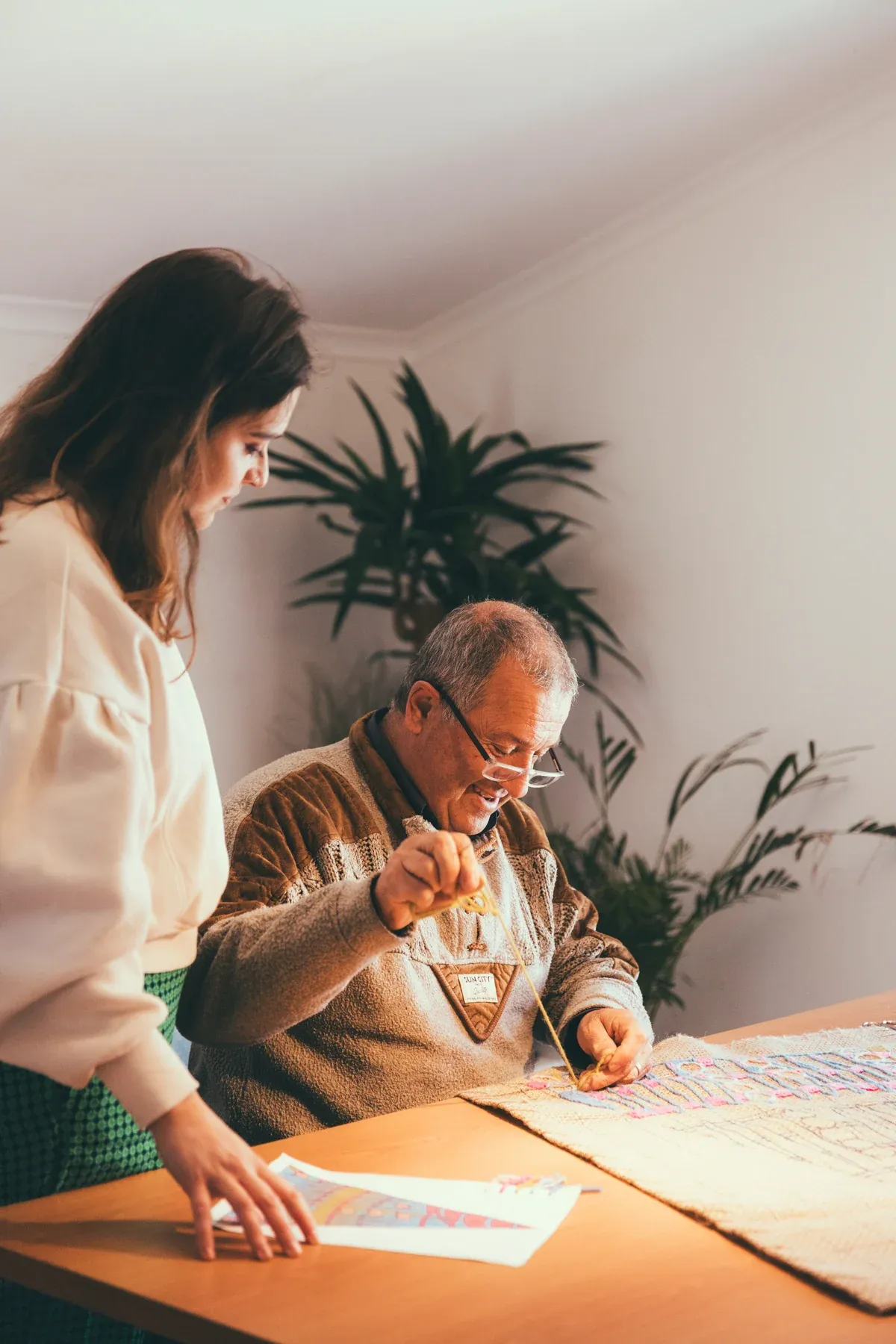 Susana Cereja e Carlos André a trabalhar à mesa do estúdio, fotografados para a PRIMA Magazine.
