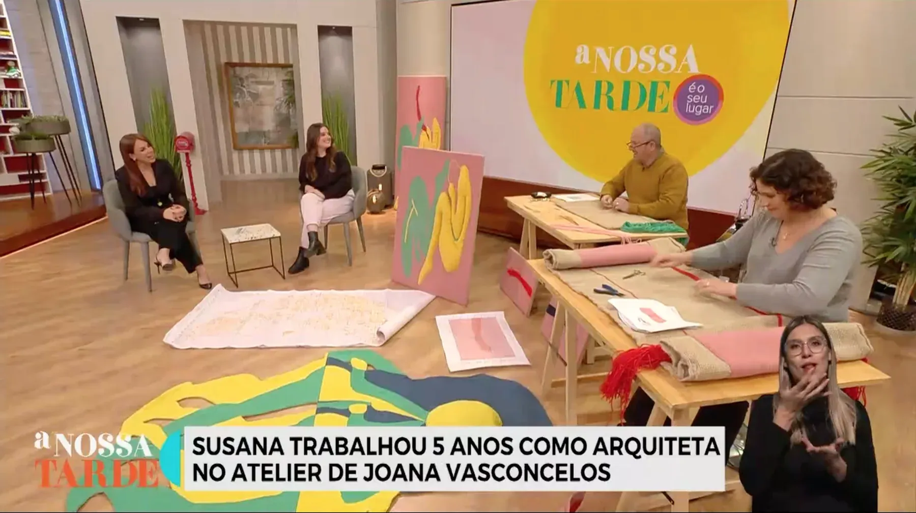 Wide view of the A Nossa Tarde studio with Susana Cereja, guests and artworks.