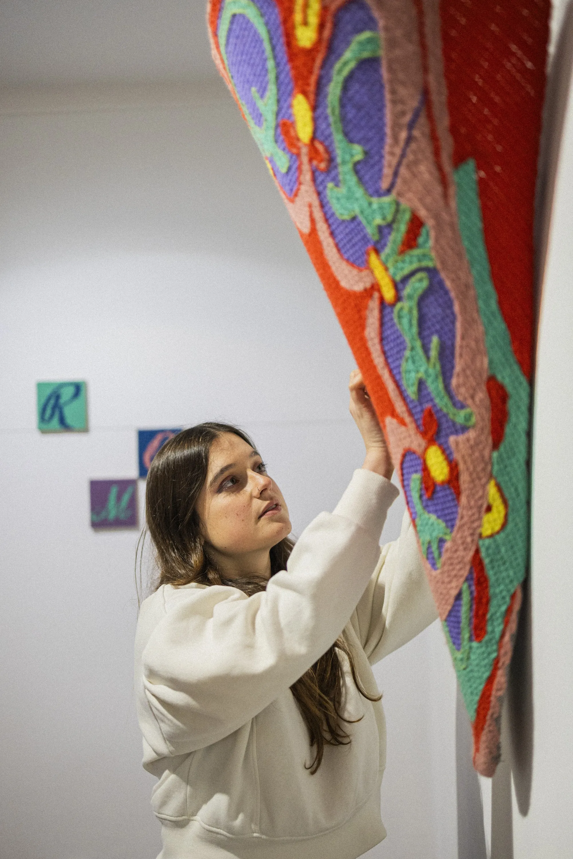 Susana Cereja beside a textile work during ÁGORA