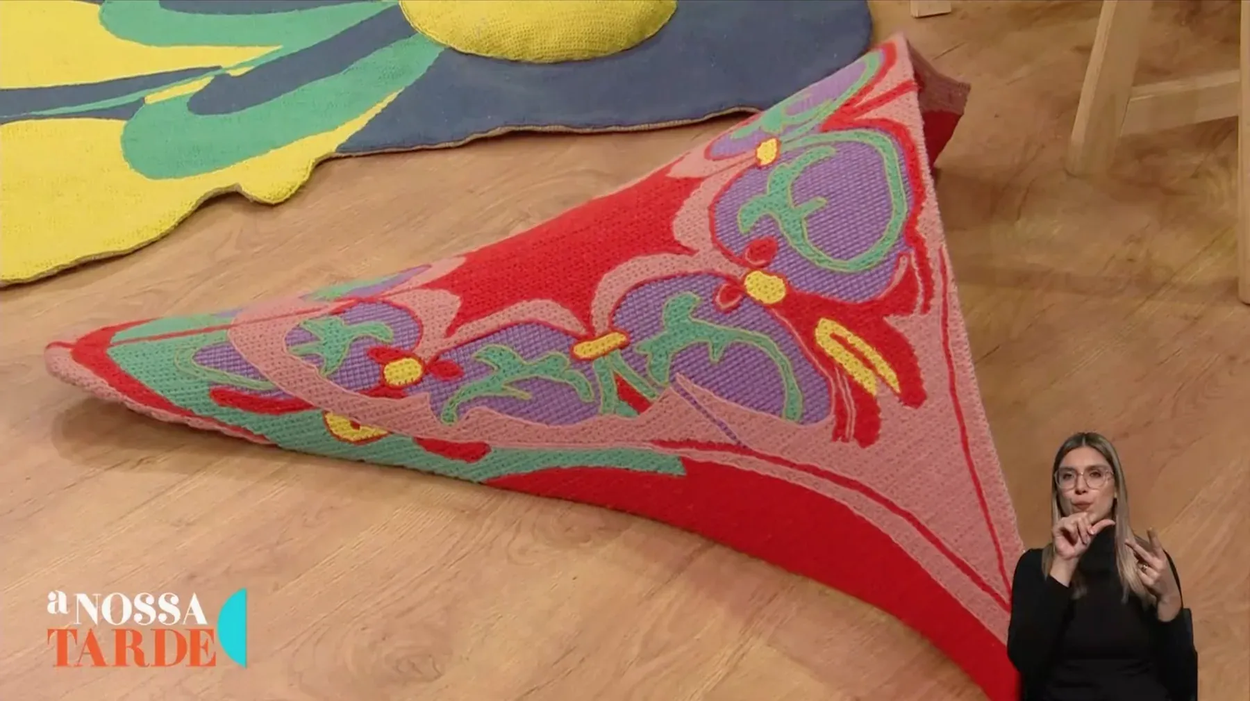 Triangular Arraiolos tapestry work by Susana Cereja on the A Nossa Tarde set.