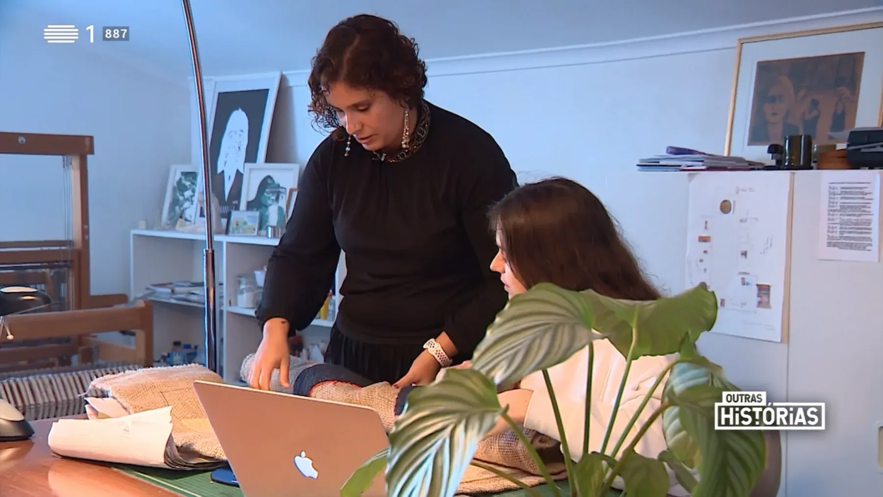 Susana Cereja and Vânia Simões working together in the studio.