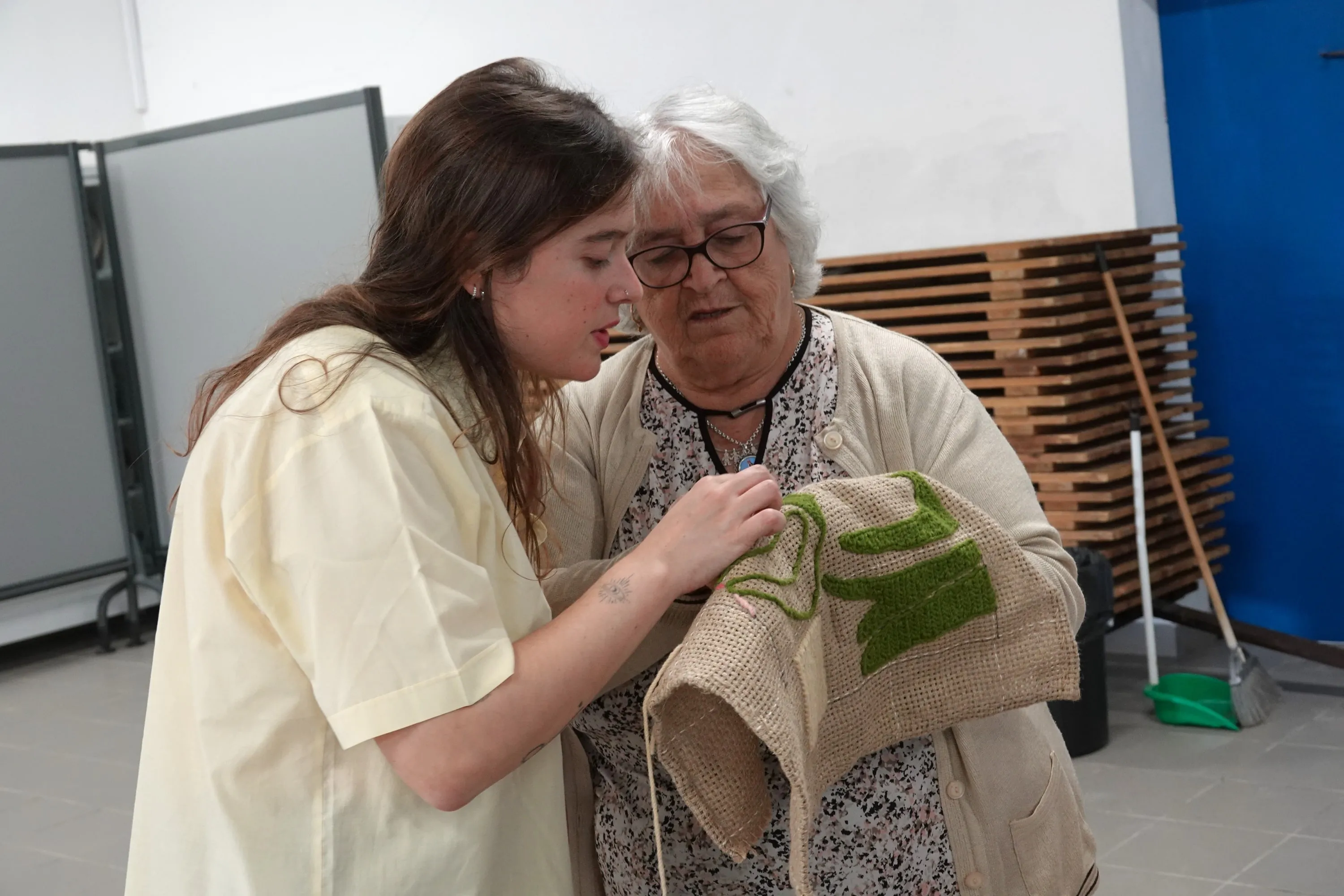 One-to-one exchange around an embroidered textile module during the Coruche residency.