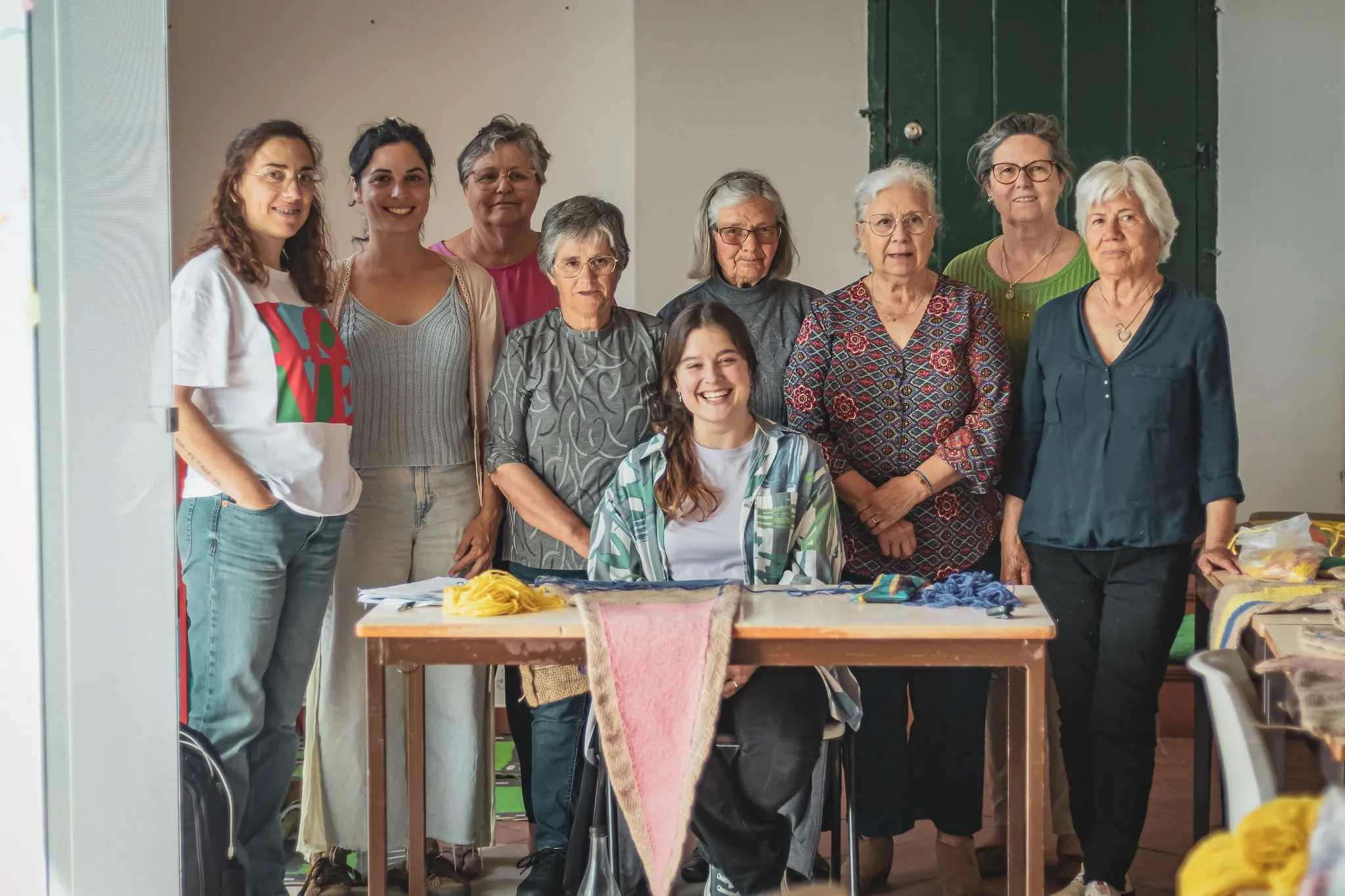 Retrato de grupo de participantes durante as residências artísticas CASA DE PARTIDA.