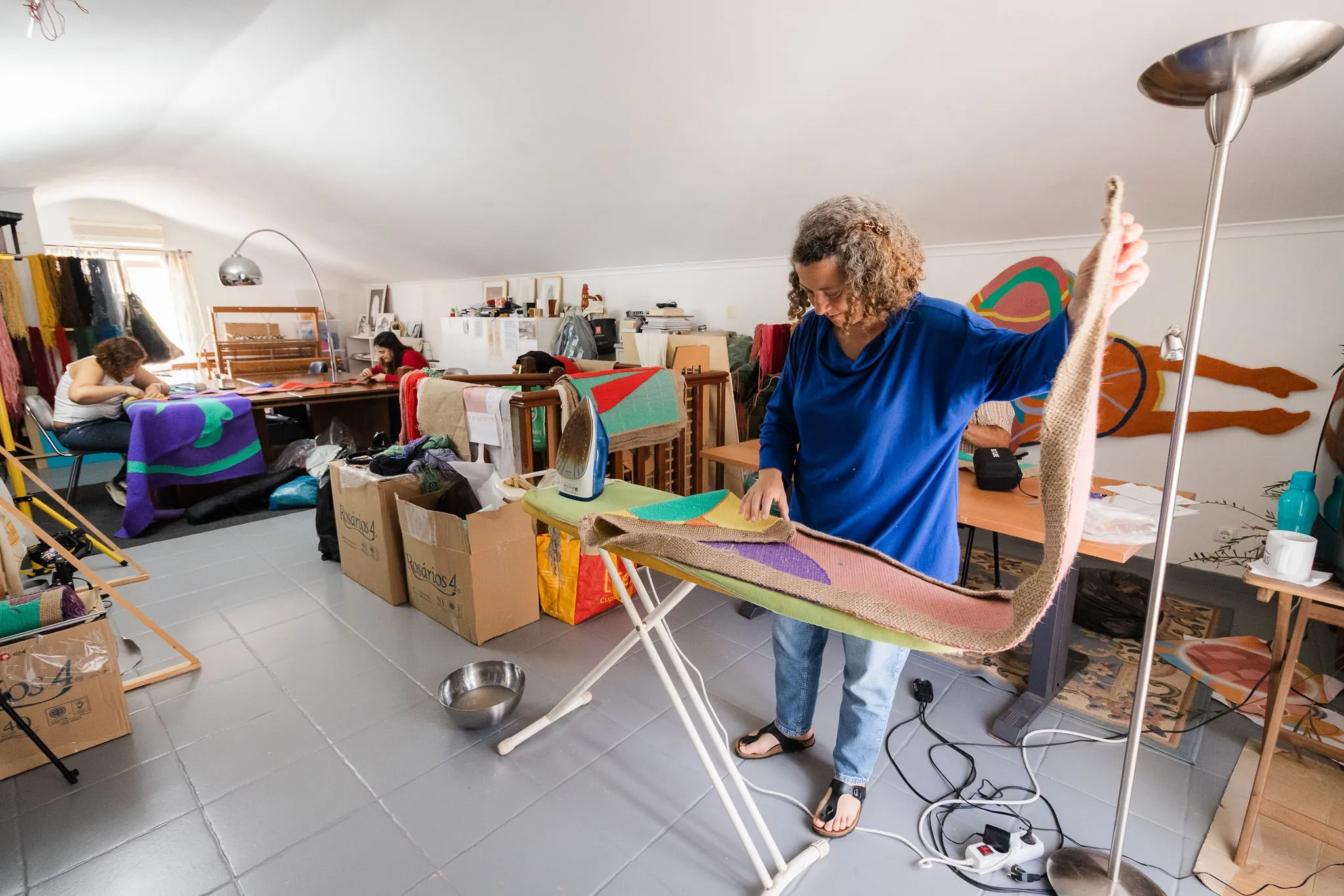 Vista de atelier durante a construção e manuseamento de um elemento têxtil de grande escala para CASA DE PARTIDA.